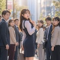 オフィス街で注目されて恥じらいを隠せない様子 2枚目