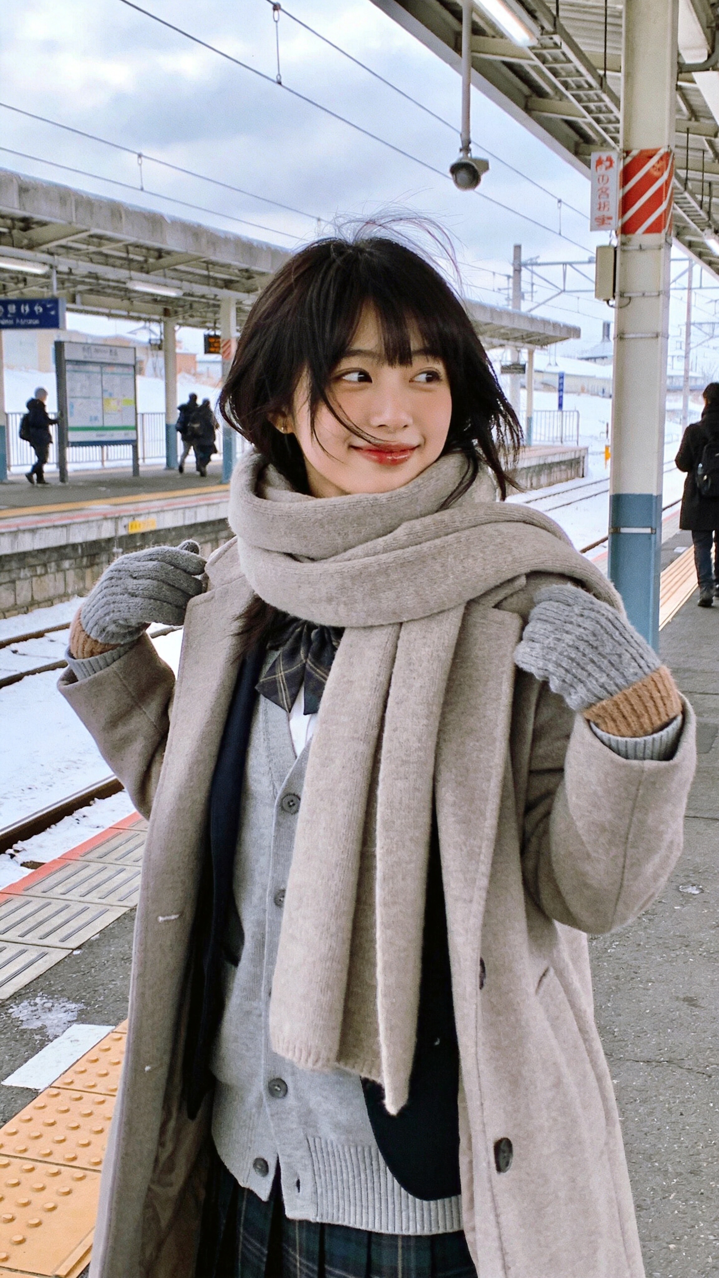 Warmth Waiting on the Platform | の人気AIイラスト・グラビア