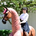 ポニーならぬペニーに乗る女子大生 3枚目