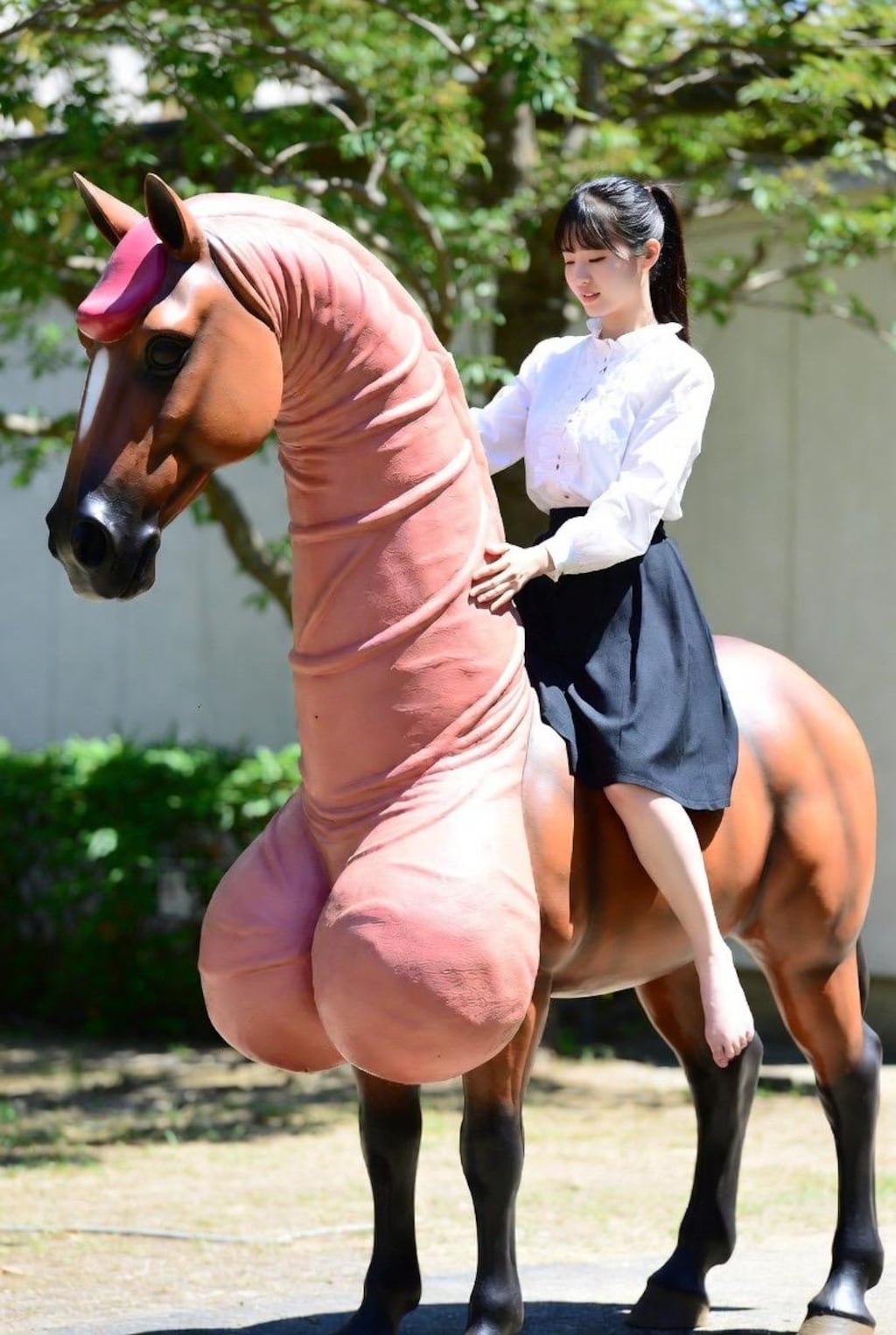 ポニーならぬペニーに乗る女子大生