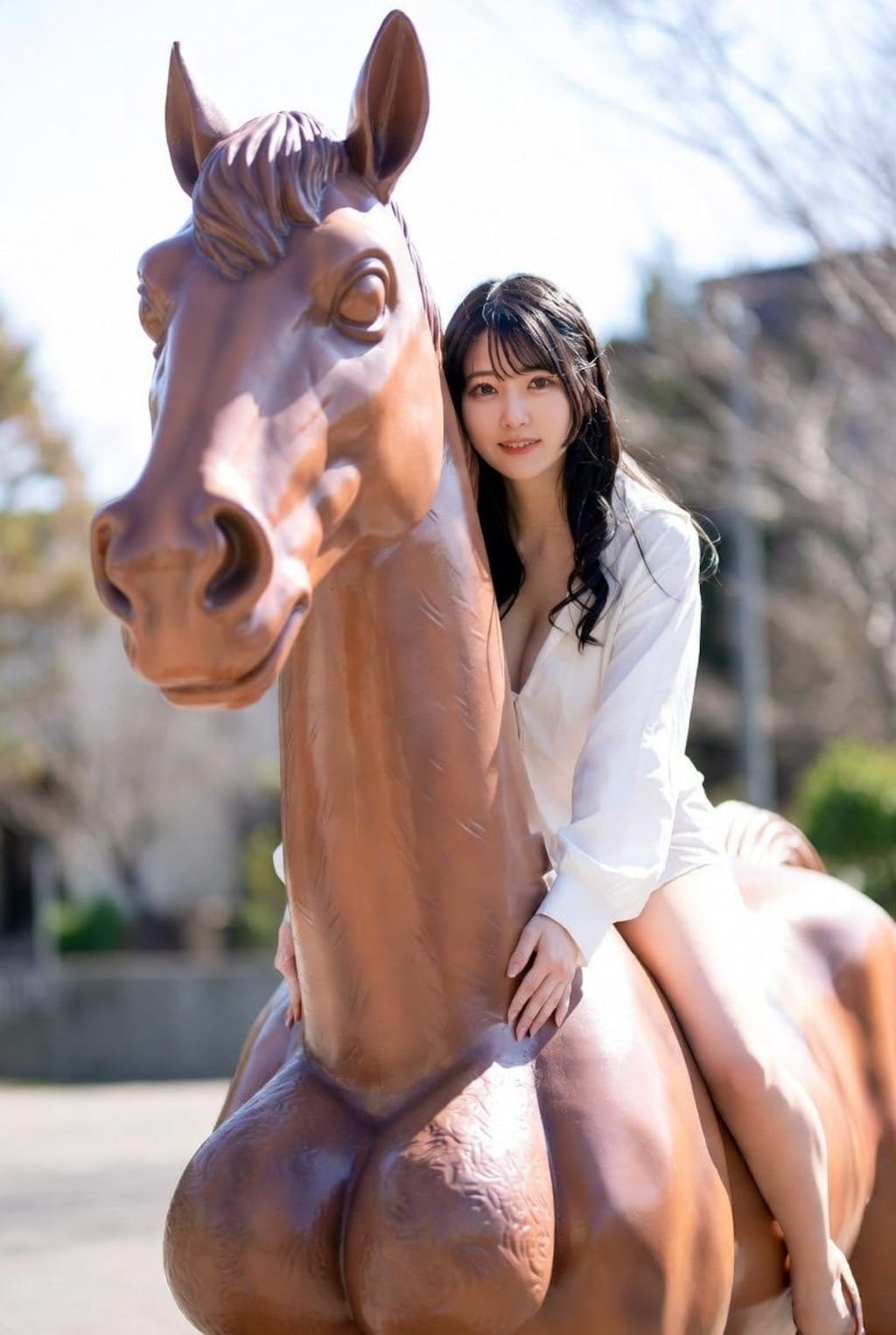 ポニーならぬペニーに乗る女子大生
