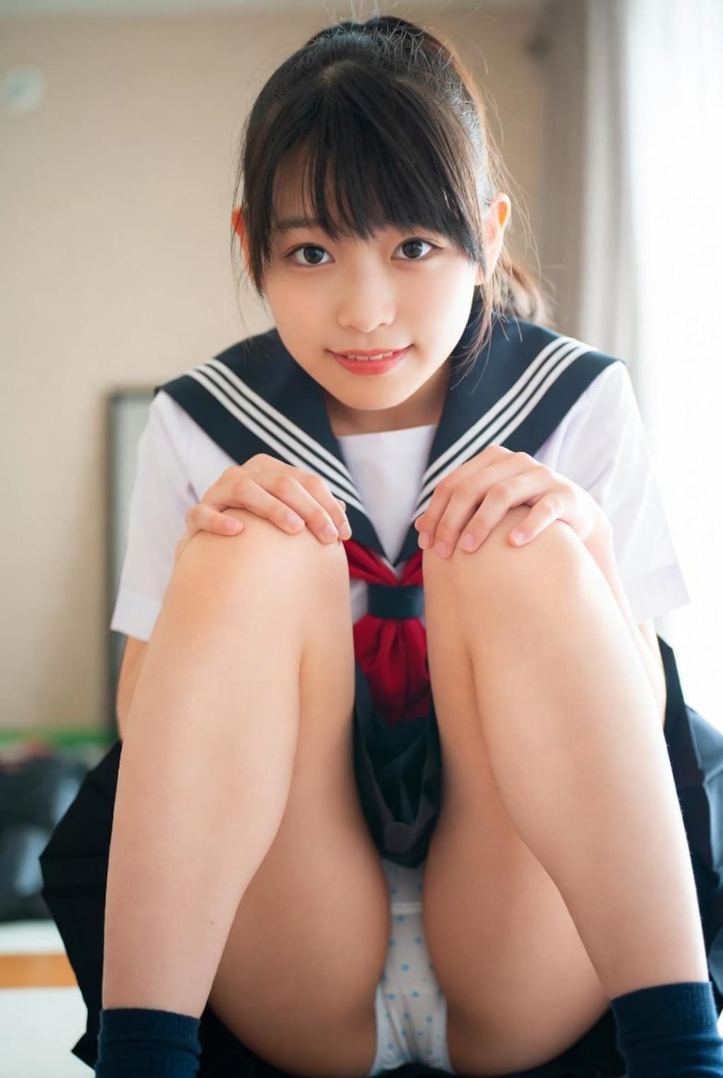 しゃがみパンチラ制服