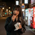スタバの見ながらドーナツとかパンを食べる女性 3枚目