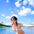 巨乳でエッチな彼女と海に来た 2枚目