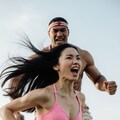 巨人から逃げる女性 2枚目