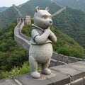 万里の長城に建つプーさん 2枚目