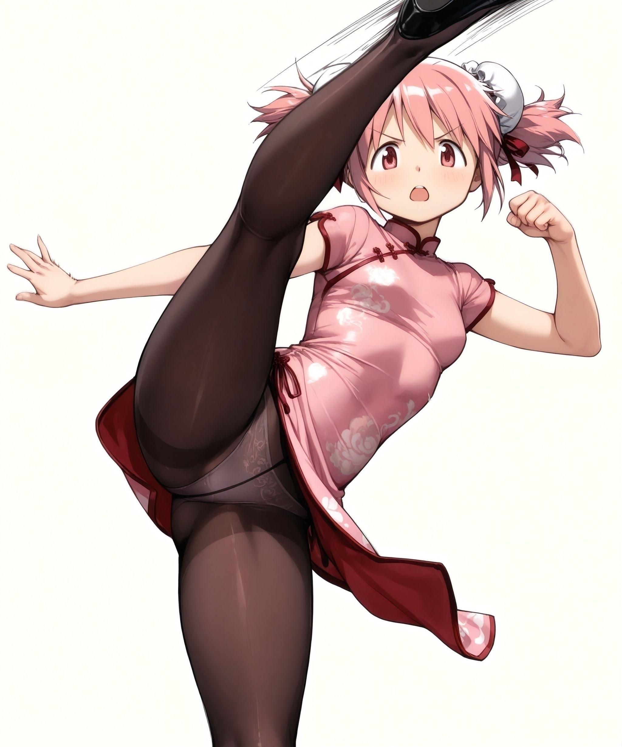 蹴りをいれるチャイナ服まどか