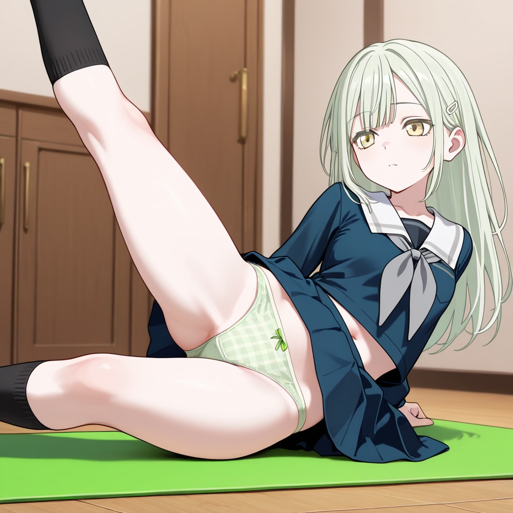 若葉睦が柔軟体操してパンチラ