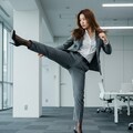 パンツスーツでハイキック 3枚目