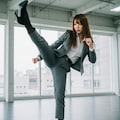 パンツスーツでハイキック 2枚目