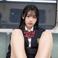 電車で見せつけパンチラ 10枚目