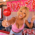 日焼けした金髪ギャルの夏祭り出店 4枚目