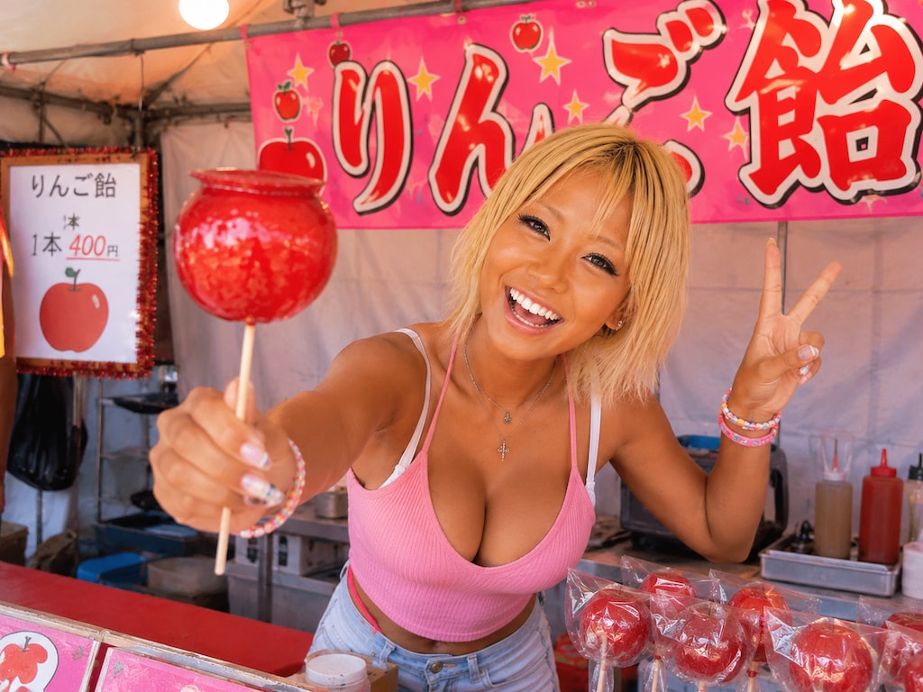日焼けした金髪ギャルの夏祭り出店