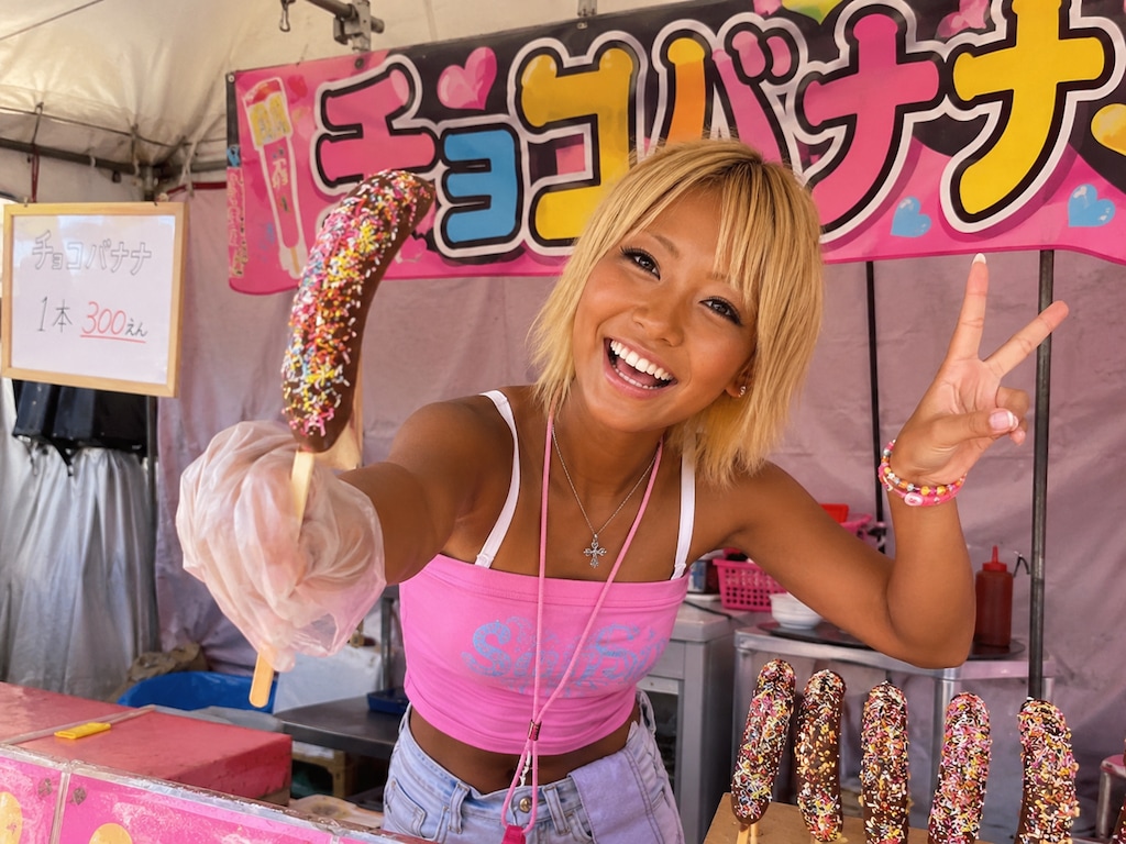 日焼けした金髪ギャルの夏祭り出店