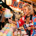 日焼けした金髪ギャルの夏祭り出店 3枚目