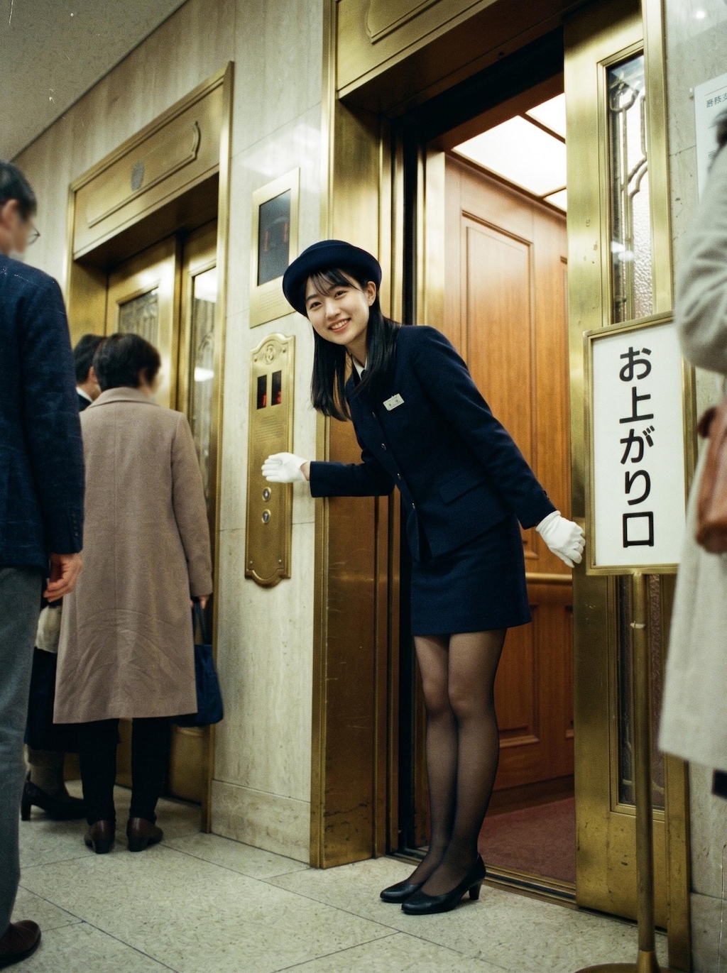 昭和レトロのデパートのエレベーターガール