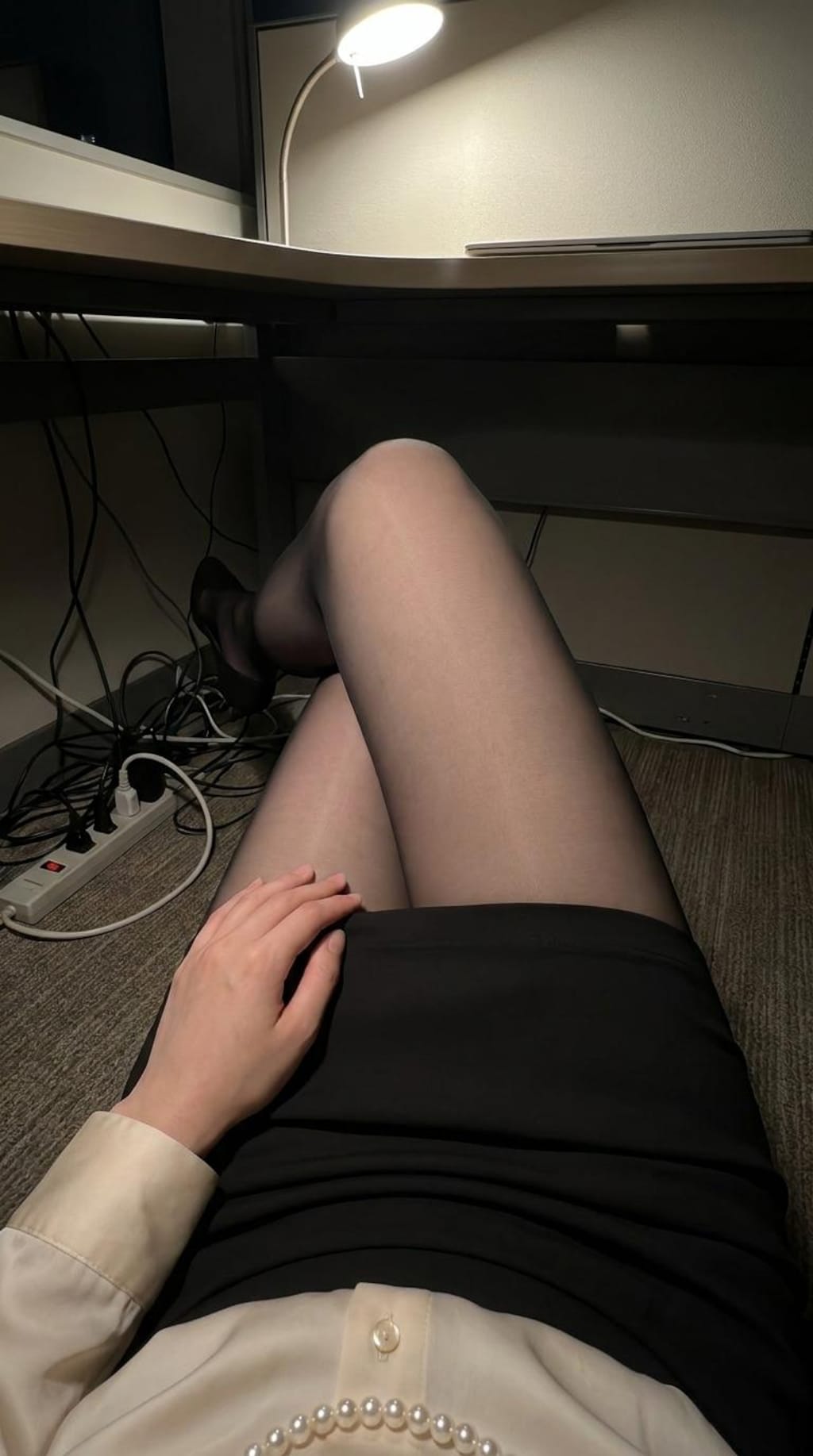 【６枚】月曜、21時のオフィス。「今夜は、帰してくれないんですか…？」