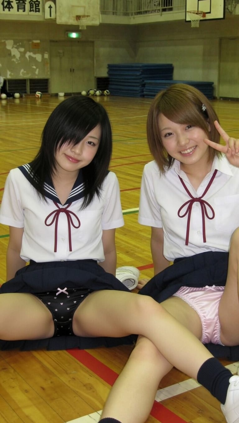 JK大胆にM字開脚