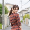 無防備なしゃがみポーズ…魅惑の絶対領域 2枚目