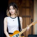 女性ギタリスト 2枚目