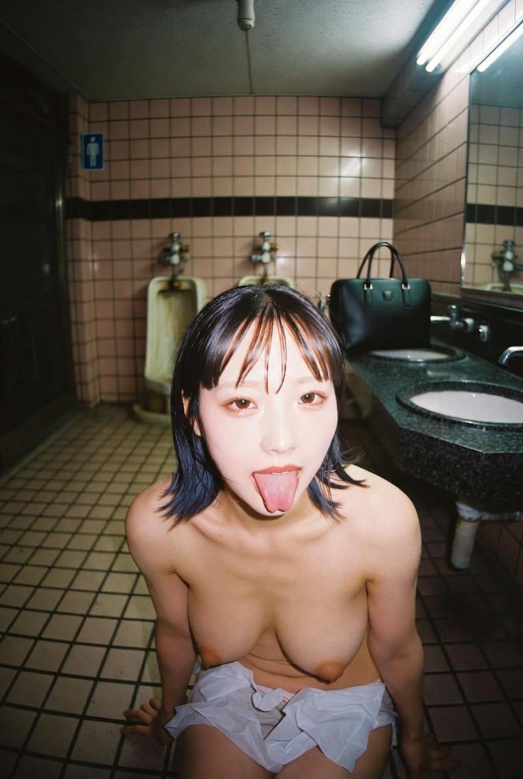 夜の公衆トイレ露出