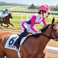かわいい子が競走馬に乗って競馬 3枚目