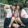 学校のフェンス前で、永遠の思い出撮り 4枚目