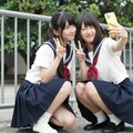 学校のフェンス前で、永遠の思い出撮り 3枚目