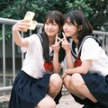 学校のフェンス前で、永遠の思い出撮り 10枚目
