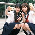 学校のフェンス前で、永遠の思い出撮り 9枚目