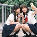 学校のフェンス前で、永遠の思い出撮り 7枚目
