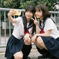 学校のフェンス前で、永遠の思い出撮り 6枚目