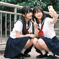 学校のフェンス前で、永遠の思い出撮り 8枚目