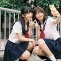 学校のフェンス前で、永遠の思い出撮り 2枚目