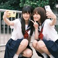 学校のフェンス前で、永遠の思い出撮り 5枚目