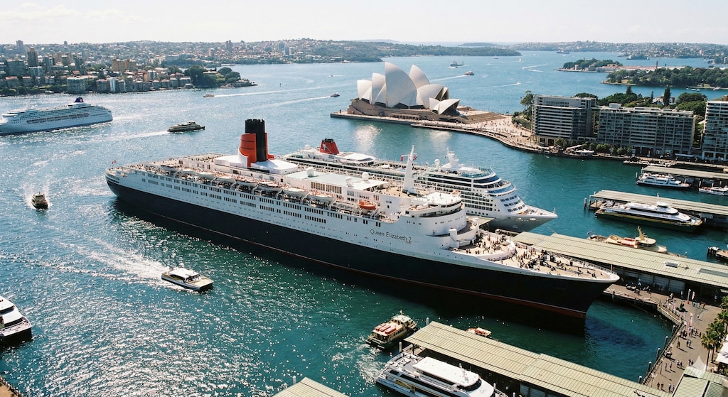 シドニーに寄港するクイーンエリザベス2