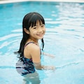 プールで遊ぶ女の子 5枚目