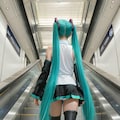 ハロウィン会場に急ぐ初音ミクのコスプレイヤー女子 5枚目