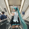 ハロウィン会場に急ぐ初音ミクのコスプレイヤー女子 4枚目