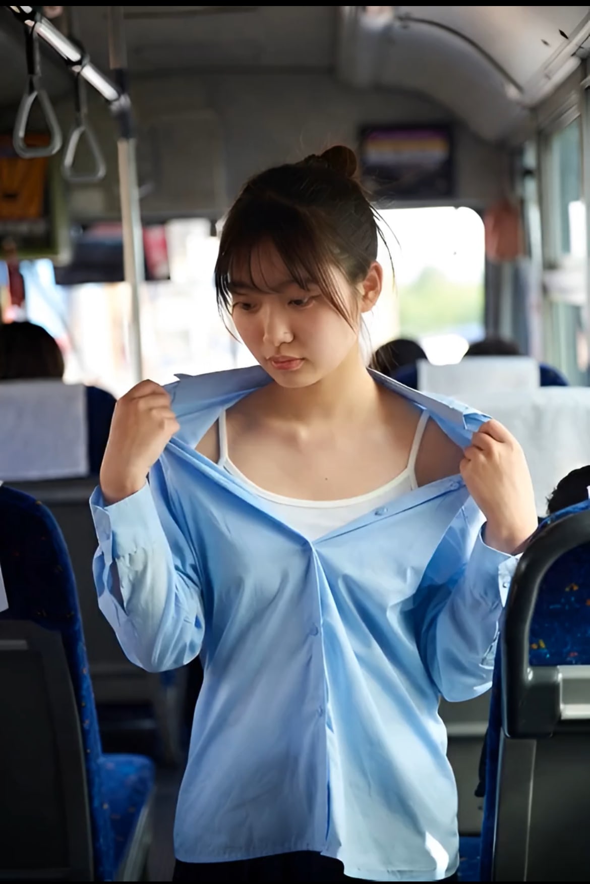 バスで下着になる女子高生3