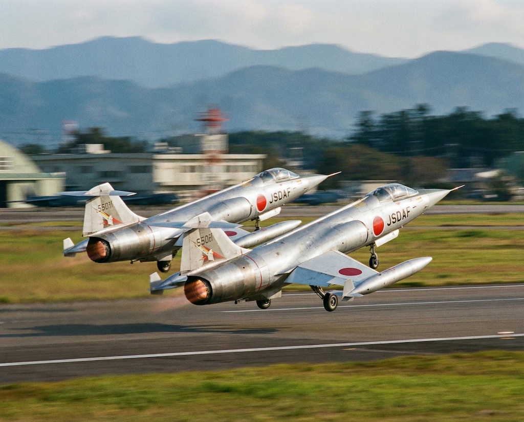 【お試し生成】F-104J スターファイター( 栄光 ) のスクランブル離陸シーン。