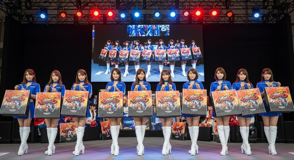 ショッパーを配るお姉さん