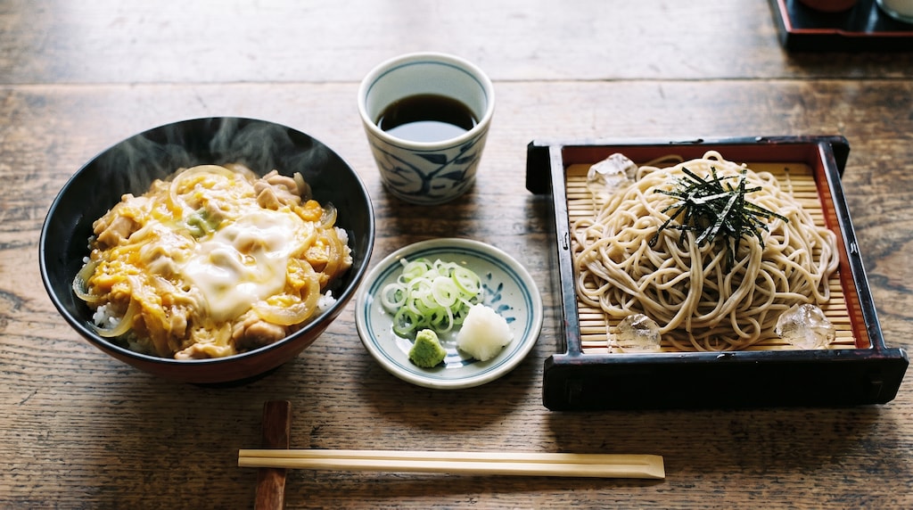 摩訶不思議食堂の親子丼とざるそばのセット