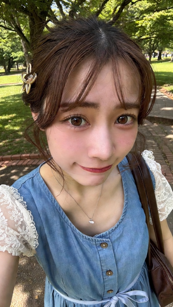 公園の木漏れ日の中で、柔らかなデニムドレスの詩