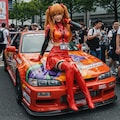 赤い勝負服で誘惑するアスカ、イベント会場に現る✨ 2枚目