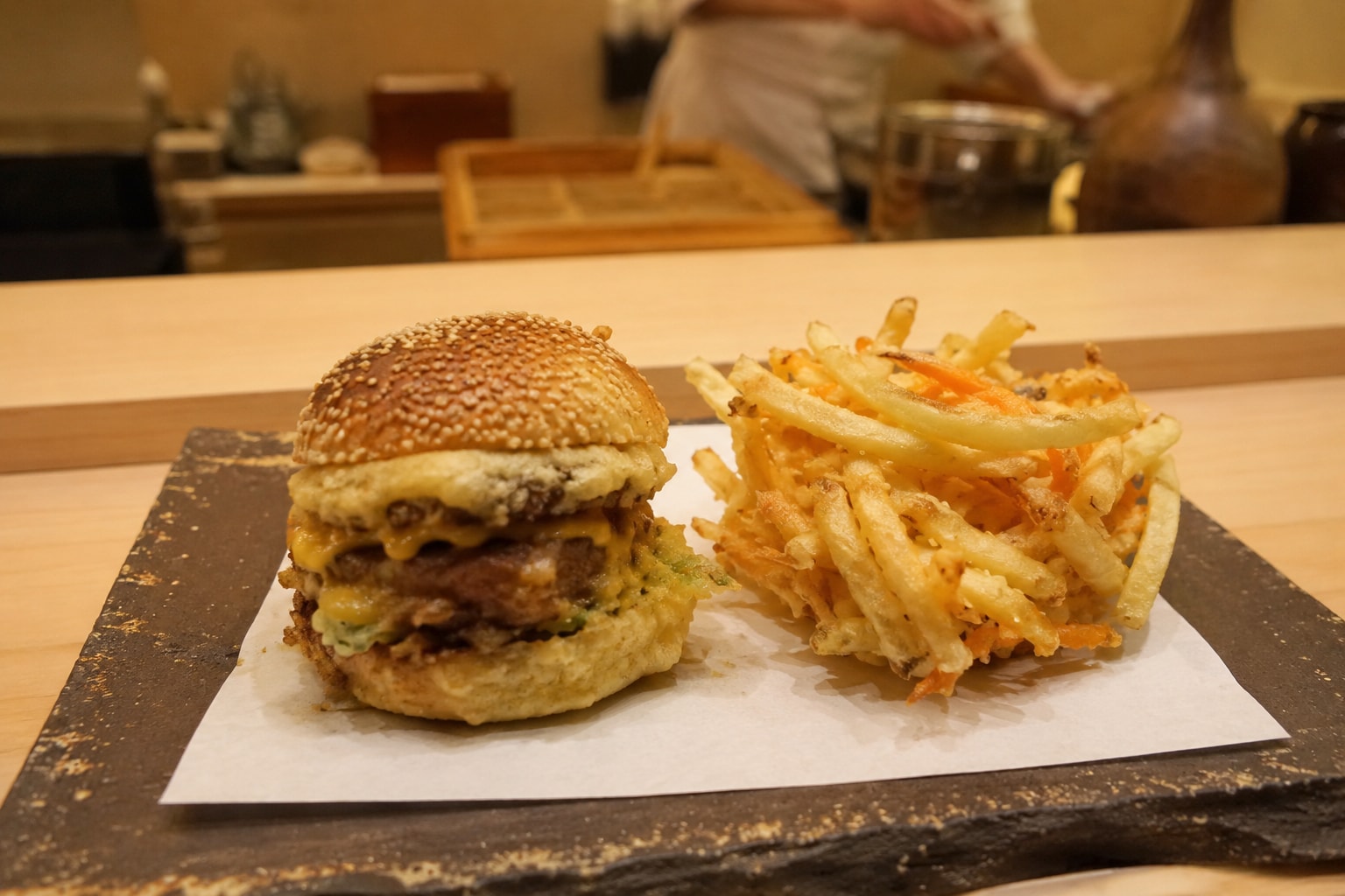 ハンバーガーの天ぷらとフライドポテトのかき揚げ