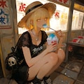 駄菓子屋でかき氷を食べるカート・コバーン好きの女 2枚目