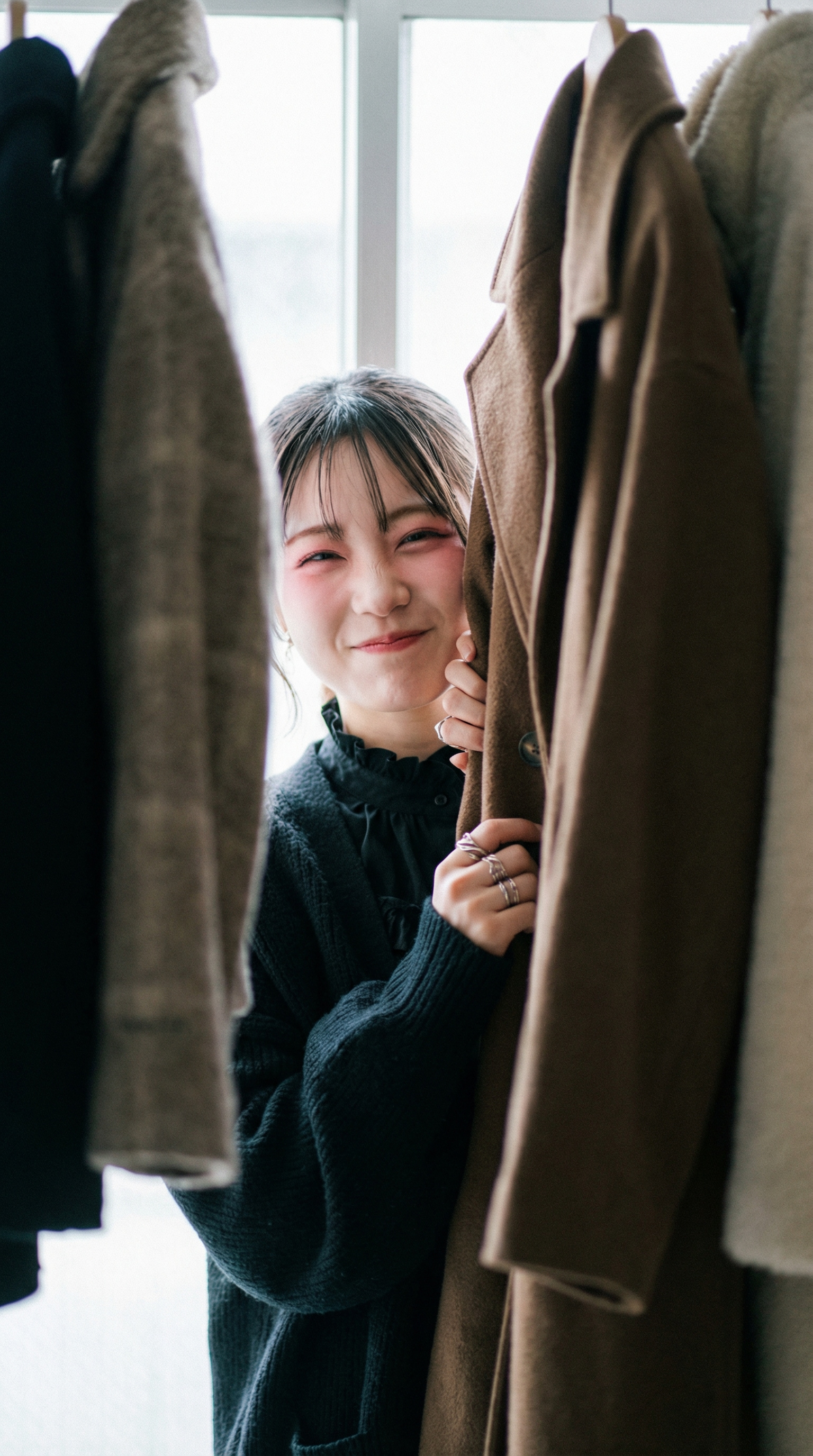 Hidden Smiles in the Wardrobe | の人気AIイラスト・グラビア