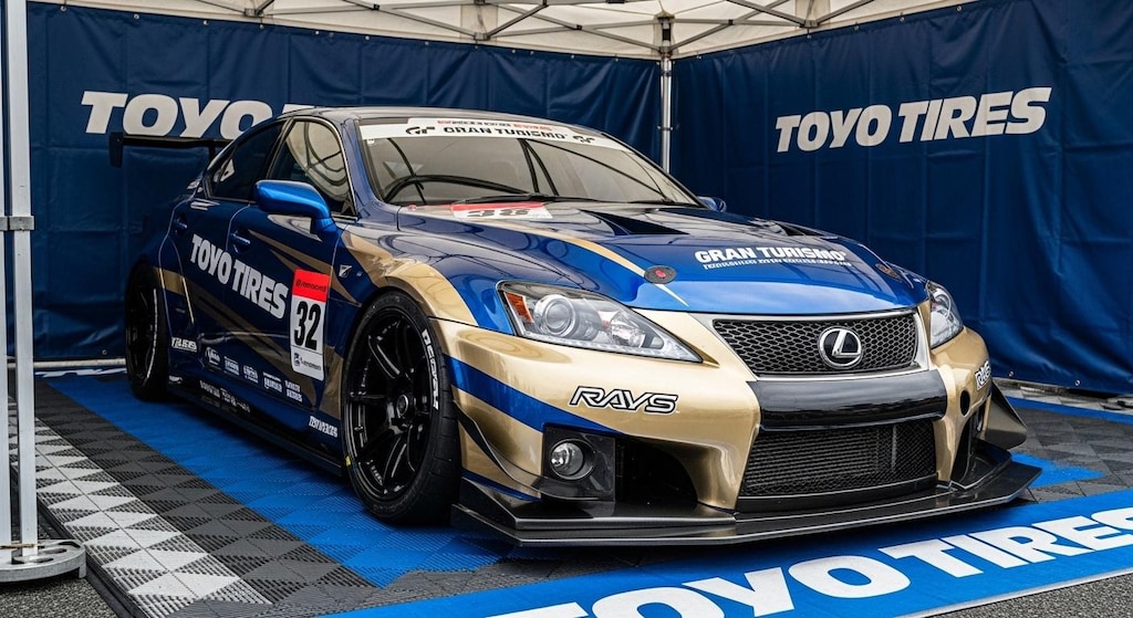 トーヨータイヤレクサスセダン