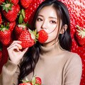 イチゴを食べる女の子🍓 2枚目